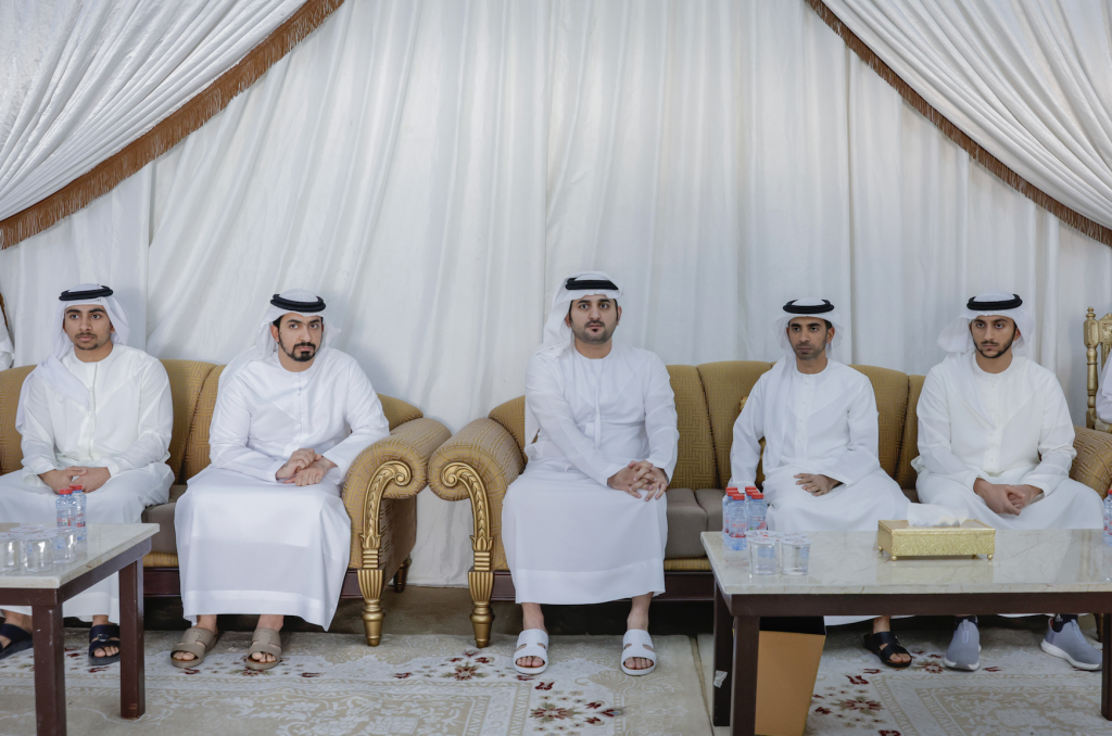 مكتوم بن محمد يُقدّم واجب العزاء في حشر بن حمد بن جمعة آل مكتوم