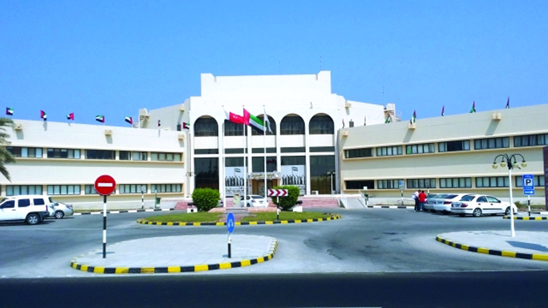 بلدية أم القيوين تواصل جهودها في إزالة مخلفات الأمطار