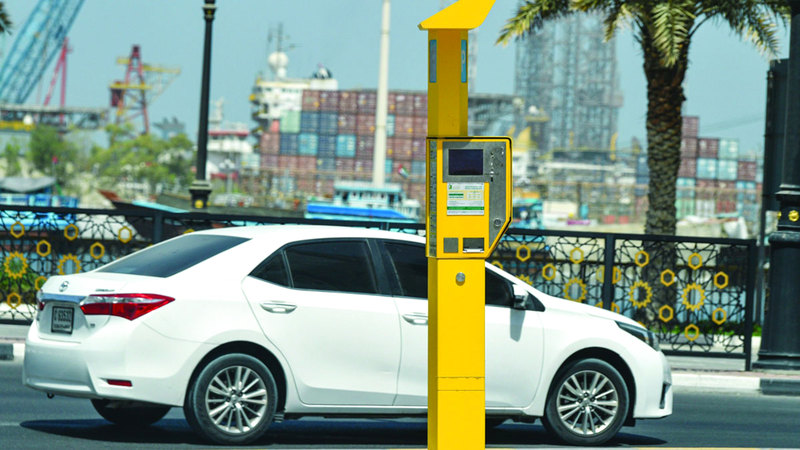 بلدية الشارقة تؤكد عدم تحرير مخالفات للمواقف خلال «المنخفض»