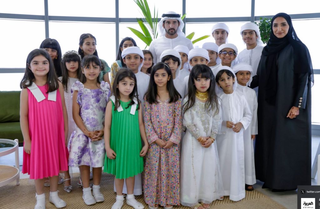 حمدان بن محمد يلتقي مجموعة من الأطفال المواطنين من المشاركين في أعمال تنظيف بعدد من فرجان دبي