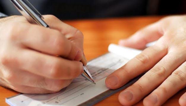 هل يمكن المطالبة بشيك مضى عليه 6 أشهر على استحقاقه ؟