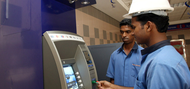 6 أشكال حددها القانون لسداد أجور العمال في سوق العمل