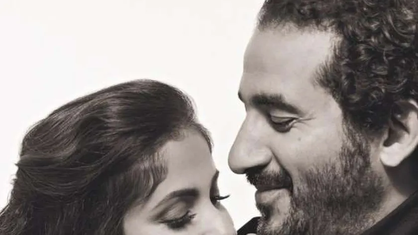 أحمد حلمي يكشف عن مكان خروجه في عيد الفطر برفقة زوجته منى زكي (فيديو)