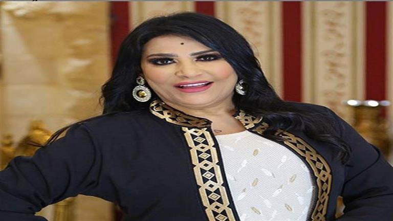 بدرية طلبة تنشر صورة لابنتها وعريسها خلال تحضيرات حفل زفافهما