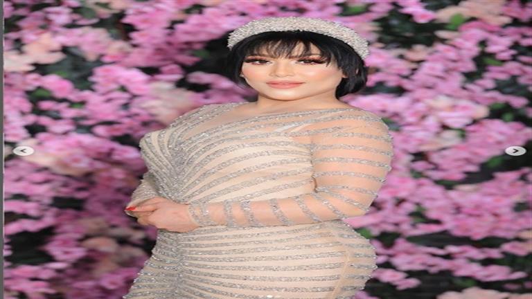 بإطلالة ناعمة تناسب قوامها.. بدرية طلبة تتألق في حفل زفاف ابنتها