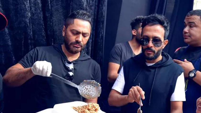 تامر حسنى يشارك في إعداد وتوزيع وجبات إفطار بالقاهرة الجديدة