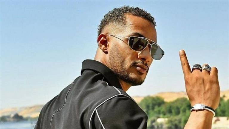 بالفيديو.. محمد رمضان “يحلق ذقنه” داخل الطائرة والجمهور يعلق