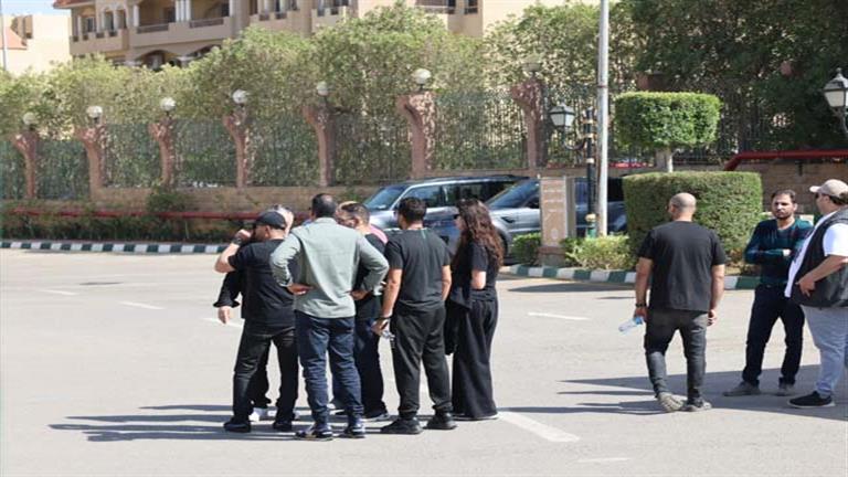 بالصور| وصول محمود البزاوي وأشرف زكي جنازة صلاح السعدني