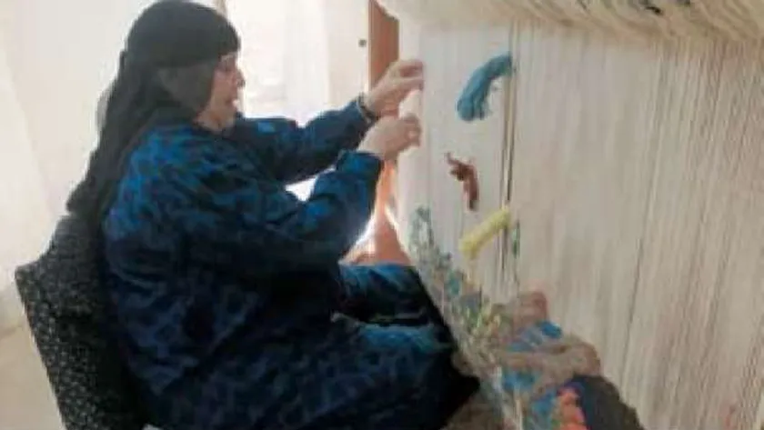 «نادية» تعول أبناءها من صميم إبداعها بالسجاد اليدوي: «باشتغل بإحساسي»