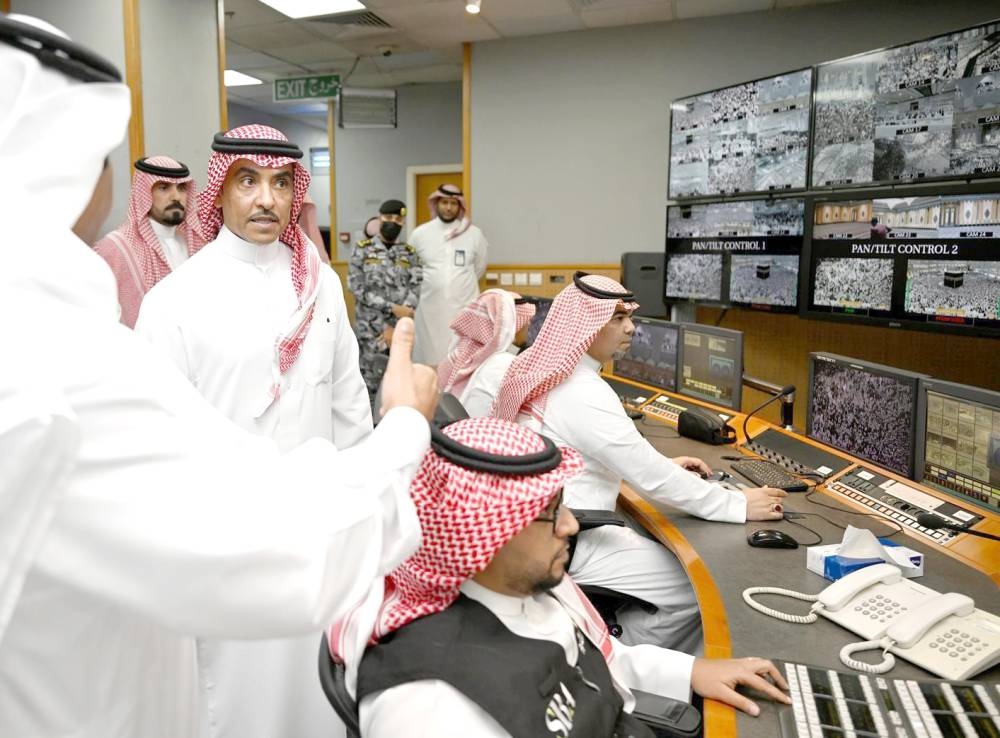 وزير الإعلام يتفقّد مقرات الإذاعة والتلفزيون في المسجد الحرام