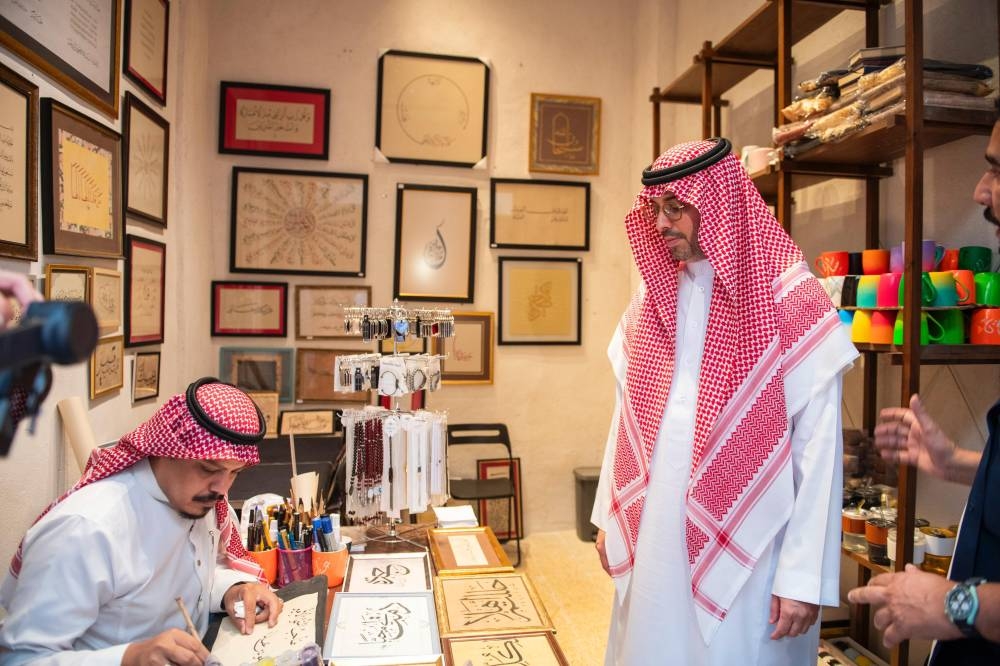 سعود بن جلوي يتفقد منطقة جدة التاريخية