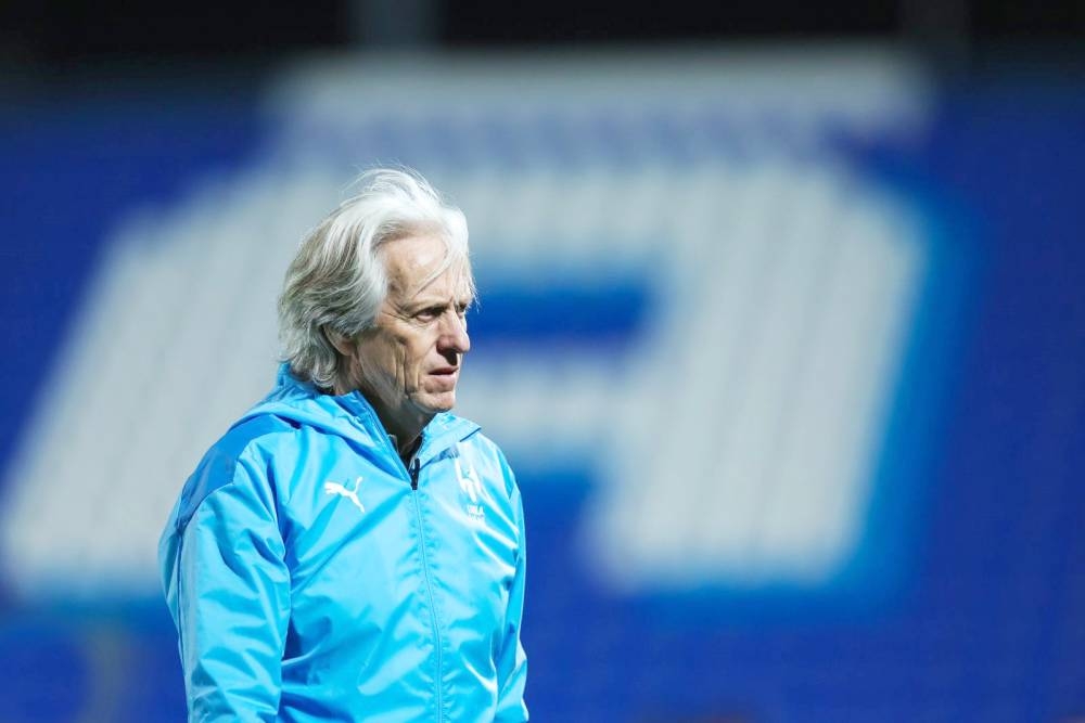 الكفة متوازنة بين الأزرق والبنفسجي «قارياً»