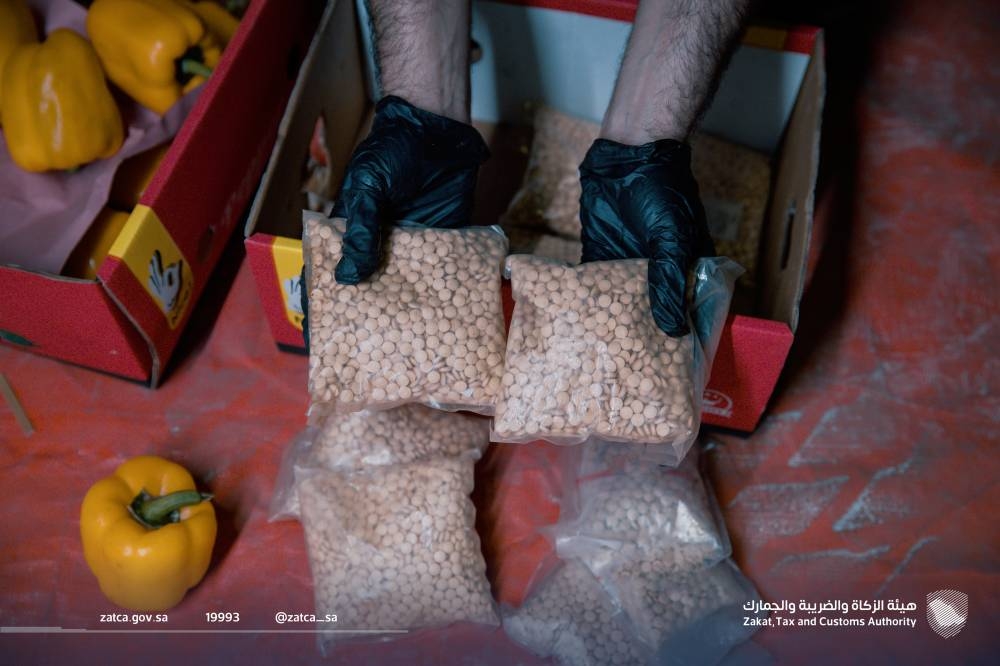 إحباط محاولة تهريب أكثر من مليون حبة كبتاجون مُخبأة في إرسالية «فلفل وجوافة» بميناء ضباء