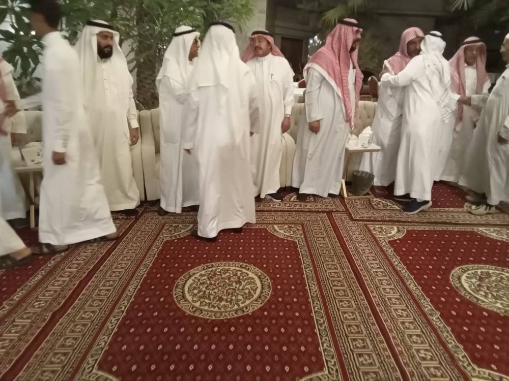 آل باموكرة يستقبلون المعزين في فقيدهم