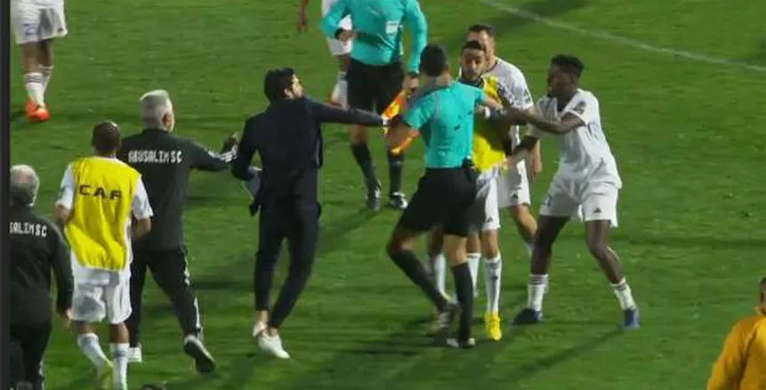 حكم الـ«VAR» يطالب الكاف بشطب اللاعب الليبي المعتدي على محمد معروف.. عاجل