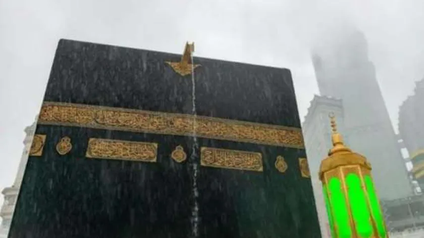 أمطار الخير تغسل قلوب المعتمرين بالحرم المكي في العشر الأواخر من رمضان (فيديو)