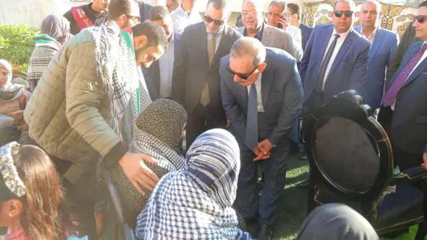 محافظ كفر الشيخ يقدم هدايا الرئيس السيسي لأطفال غزة وأسرهم