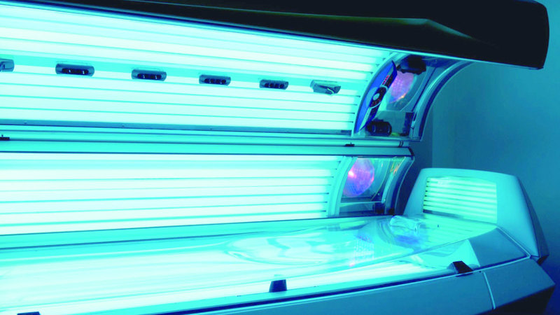 «التسمير الاصطناعي» يُعجّل بشيخوخة البشرة