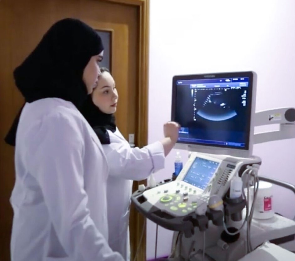 تدريب 450 مواطنة في كلية فاطمة للعمل مساعدات رعاية صحية