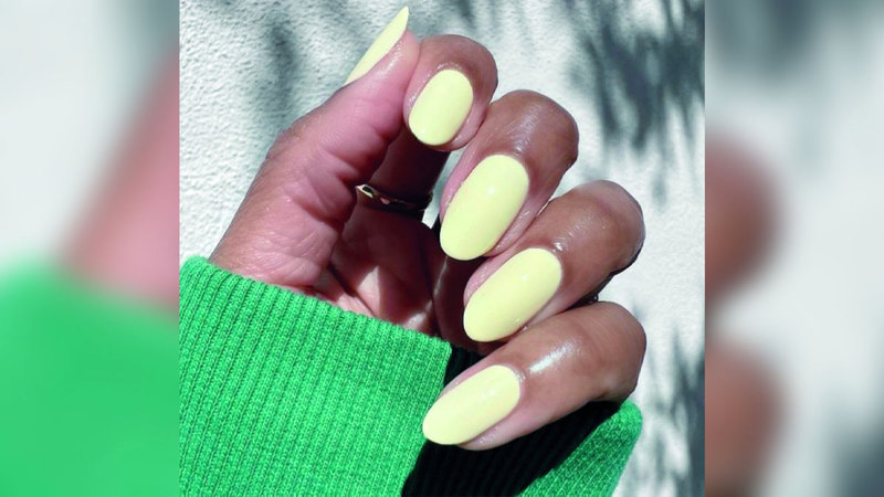 الأظافر تخطف الأنظار بلون «الزبدة الصفراء»