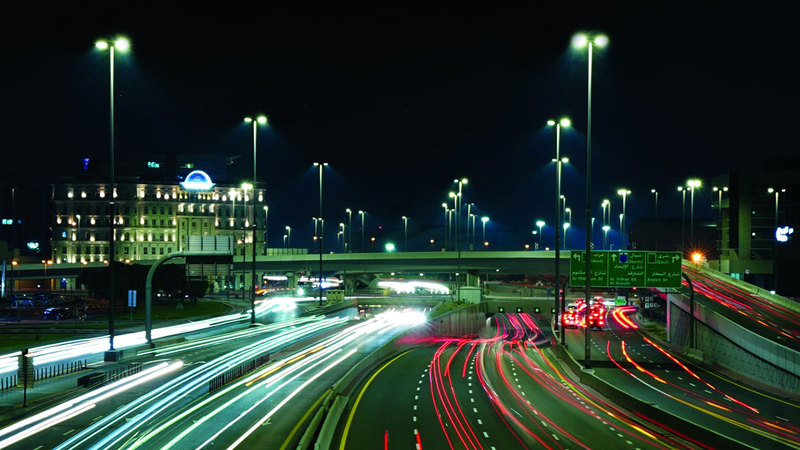 تأهيل 900 وحدة إنارة على شارع الشيخ راشد في دبي
