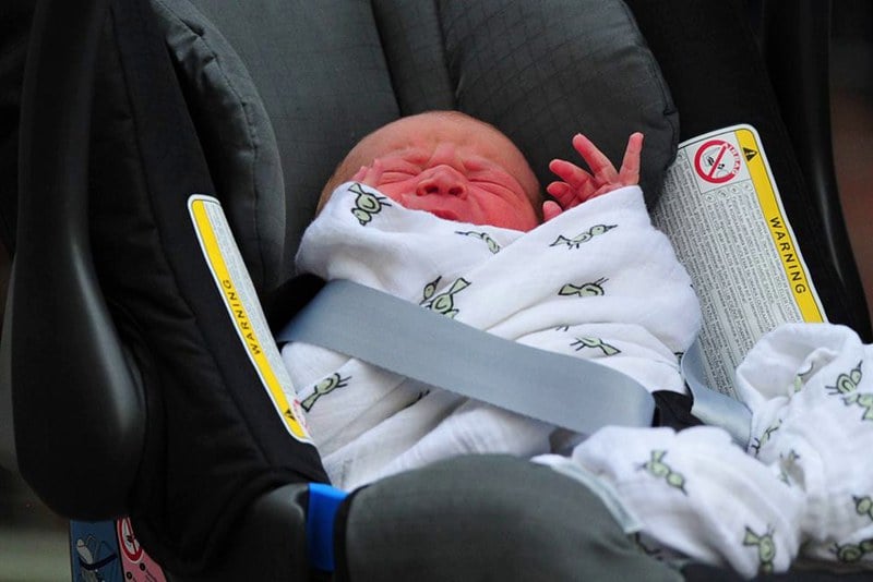 وفاة رضيع في فرنسا نسيه والده لساعات داخل السيارة