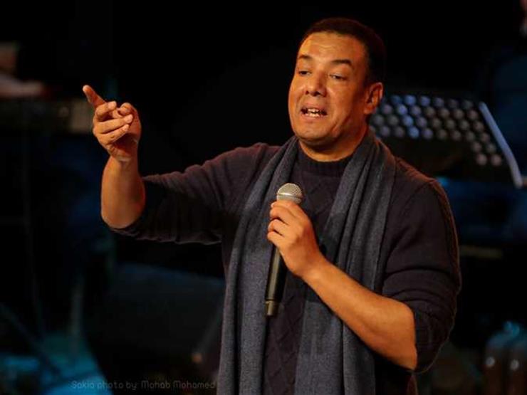 هشام الجخ مع ابنه بتيشرت النادي الأهلي استعدادًا لنهائي إفريقيا