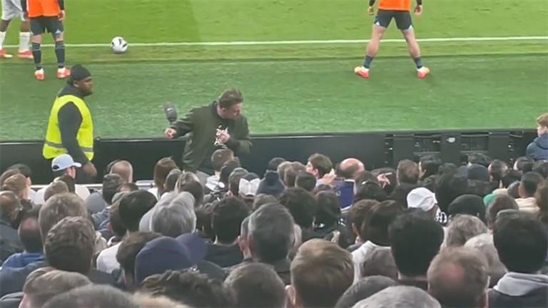 طرد اثنين من مشجعي توتنهام في لقاء مانشستر سيتي لهذا السبب (فيديو)