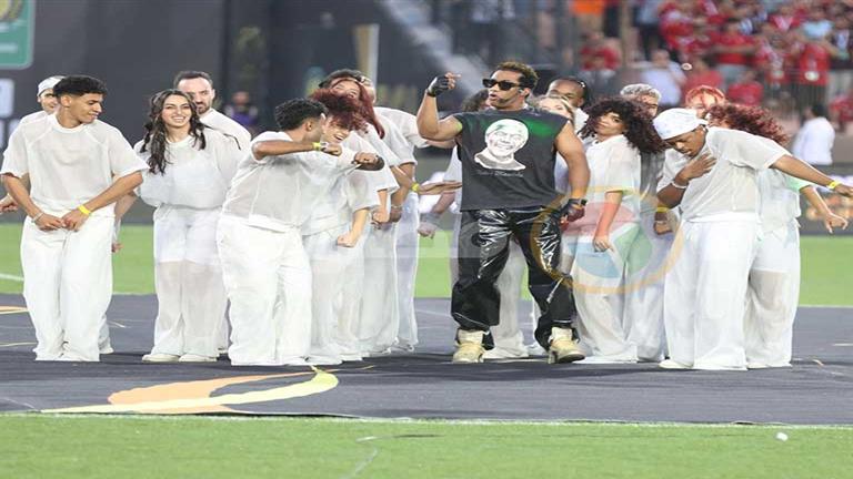 بـ “تيشيرت لنيلسون مانديلا”.. محمد رمضان يشعل أجواء نهائي دوري أبطال إفريقيا