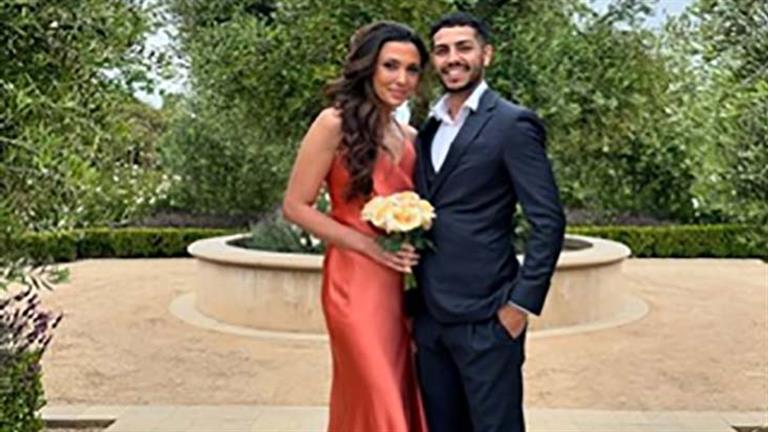 مينا مسعود وخطيبته إميلي شاه بحفل زفاف إحدى صديقاتها في كاليفورنيا