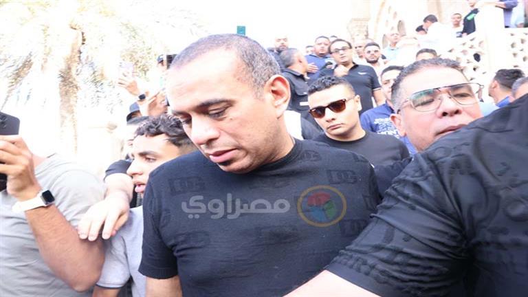 تأثر محمود الليثي لحظة وداع والدته لمثواها الأخير