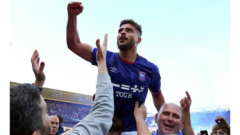 إيبسويتش تاون إلى الدوري الإنجليزي الممتاز.. سام مرسي ومخاطرة المدير الفني