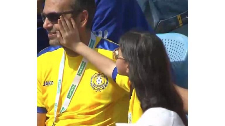 لفتة إنسانية بين طفلة ووالدها في مدرجات الإسماعيلي.. والجمهور يعلق: “المؤنسات الغاليات”