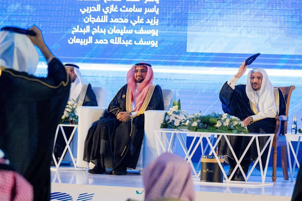 أمير القصيم يرفع «عقاله» للخريجين ويسلم «بشت» التخرج لذوي طالب متوفى