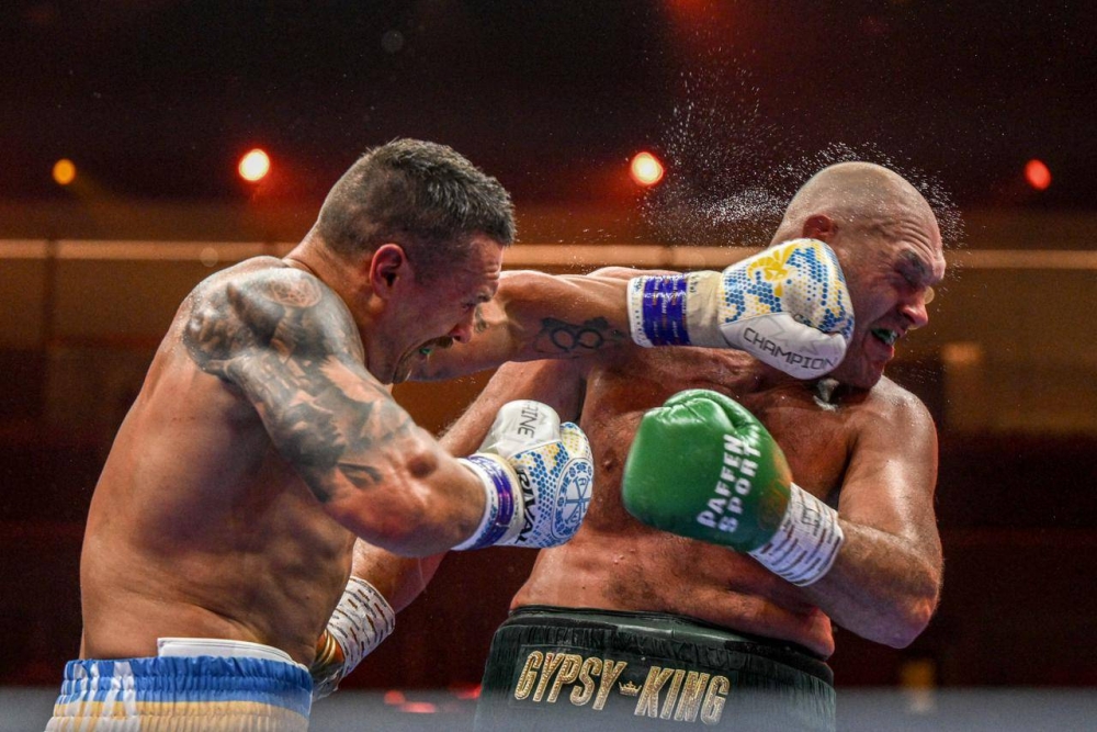 الأوكراني أوزيك يتوج بطلاً للعالم للوزن الثقيل بلا منازع في الرياض