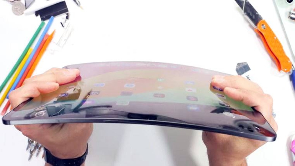 يوتيوبر يكشف عيباً خطيراً في iPad Pro الجديد