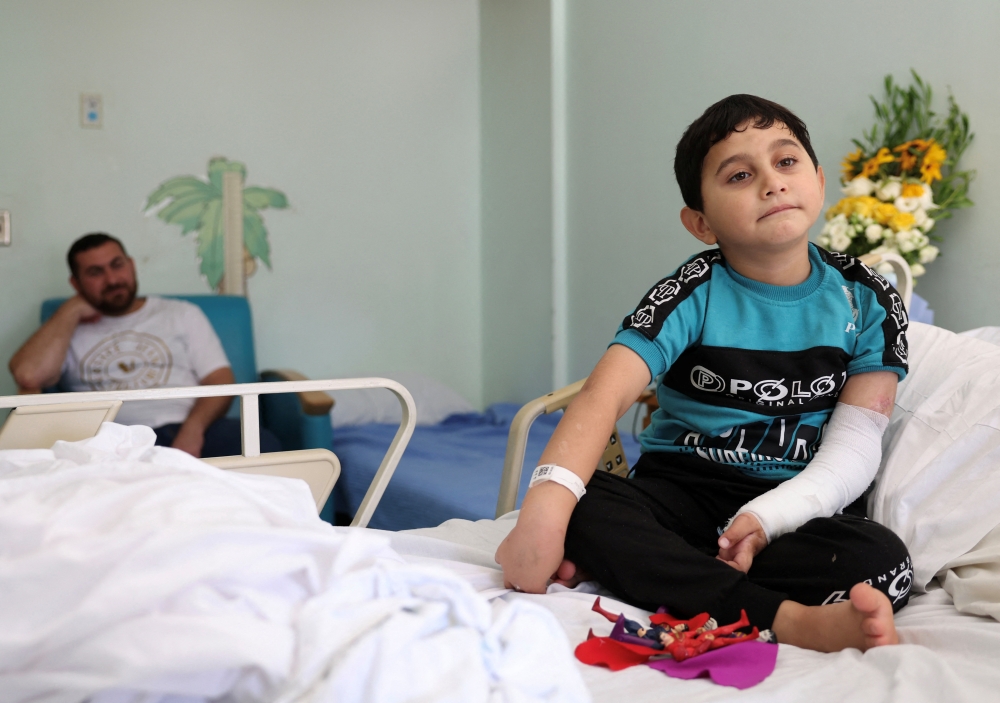 آدم.. أول طفل جريح من غزة يصل إلى لبنان لتلقي العلاج