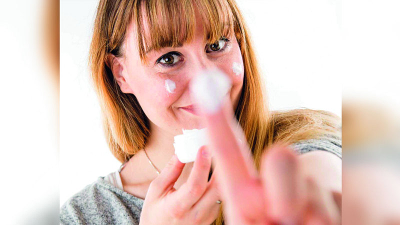 مادة تمنح البشرة مظهراً نضراً