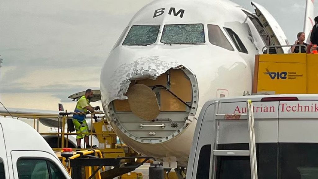 البَرَد يحطم جزءاً من مقدمة طائرة.. وسط عواصف رعدية في النمسا