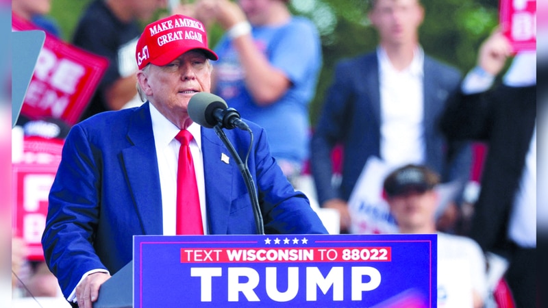 ترامب يلوّح لحشد من المؤيدين غير موجود