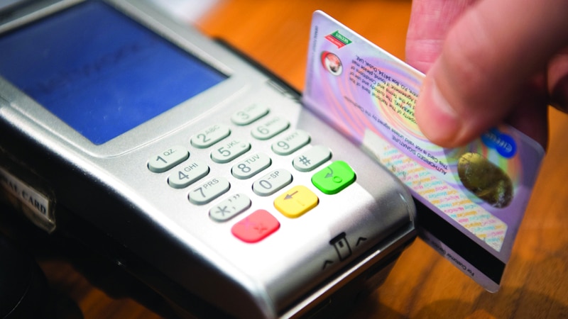 إبلاغ البنك بمواعيد السفر يجنّب «غلق» البطاقات المصرفية