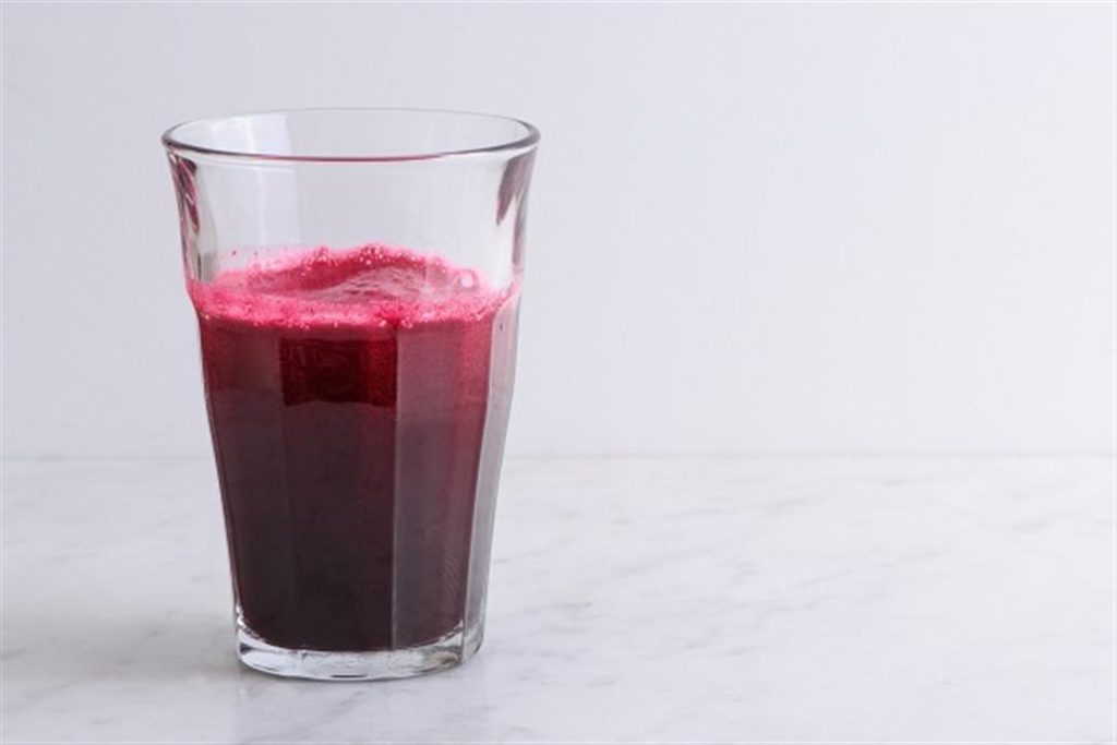عصير أحمر تناوله بعد إنقطاع الطمث يحمي من النوبات القلبية .. فما هو؟