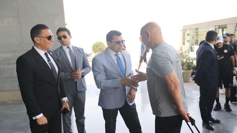 بعد التعادل مع غينيا.. وزير الرياضة يستقبل منتخب مصر في مطار القاهرة (صور)