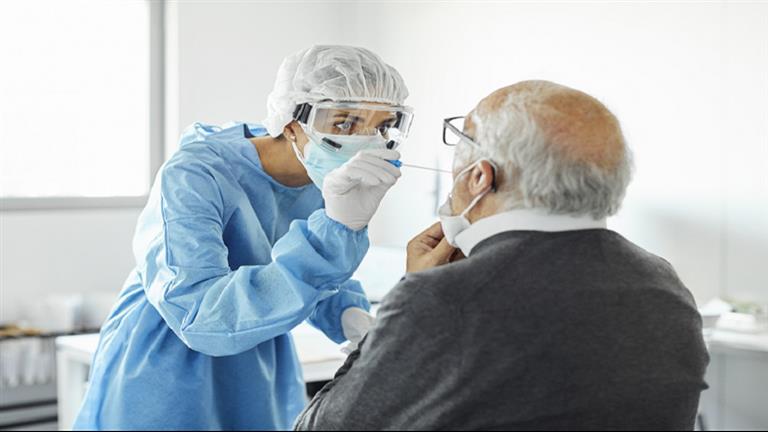 دراسة تكشف.. ما العلاقة بين الشيخوخة وكوفيد شديد الخطورة؟