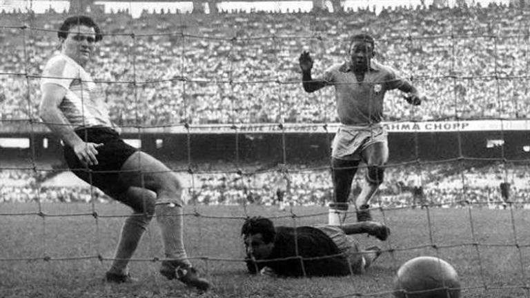 أسطورة السليساو بيليه.. “اُخترعت” كرة القدم من أجله و “رفضته” كوبا أمريكا