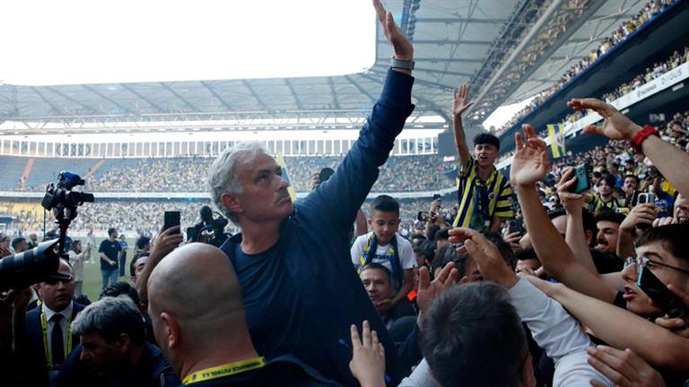 “وسط حضور الآلاف”.. جماهير فنربخشة تستقبل جوزيه مورينيو بعد توليه تدريب الفريق