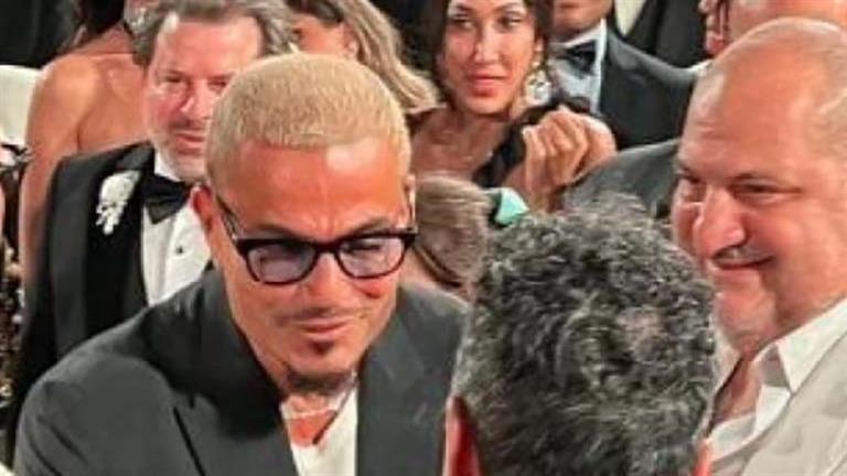 “الحيوان فين ؟”… 4 مواقف محرجة لـ عمرو دياب مع الجمهور- فيديو