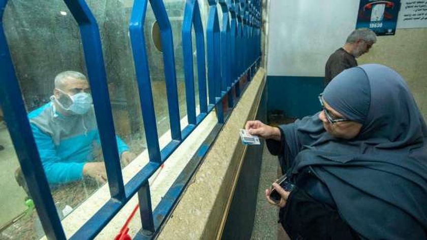 بعيدا عن حالتها الاجتماعية.. هل يجوز للابنة الجمع بين معاش والديها؟