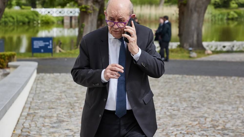 الموفد الفرنسي عائد إلى بيروت.. هل تحدث المعجزة؟