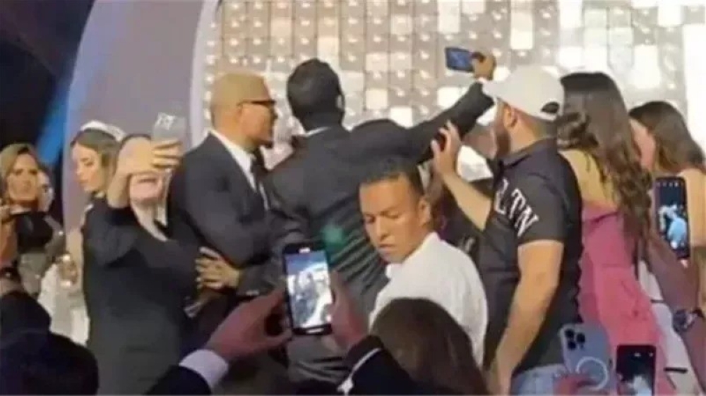 بعدما صفع معجباً على وجهه.. هل يمثُل عمرو دياب أمام النيابة المصرية؟